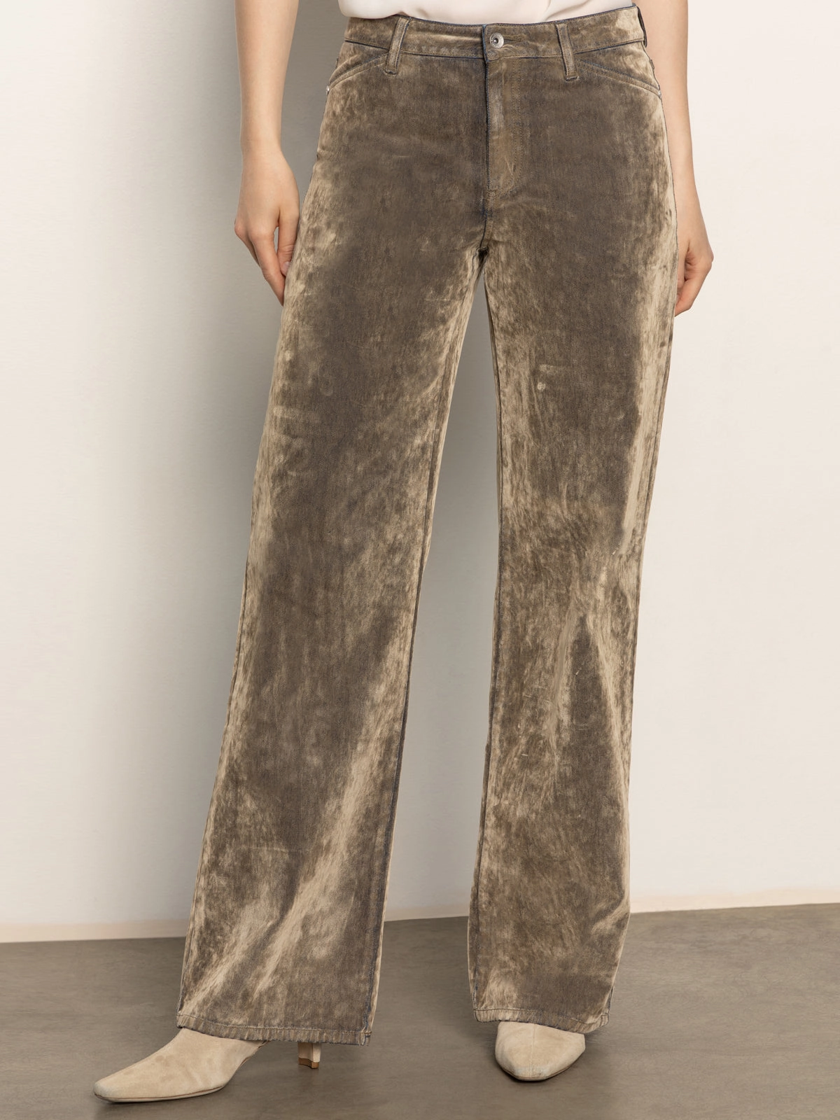 high-waist design Cadence Relaxed Straight Jean Light Bronze