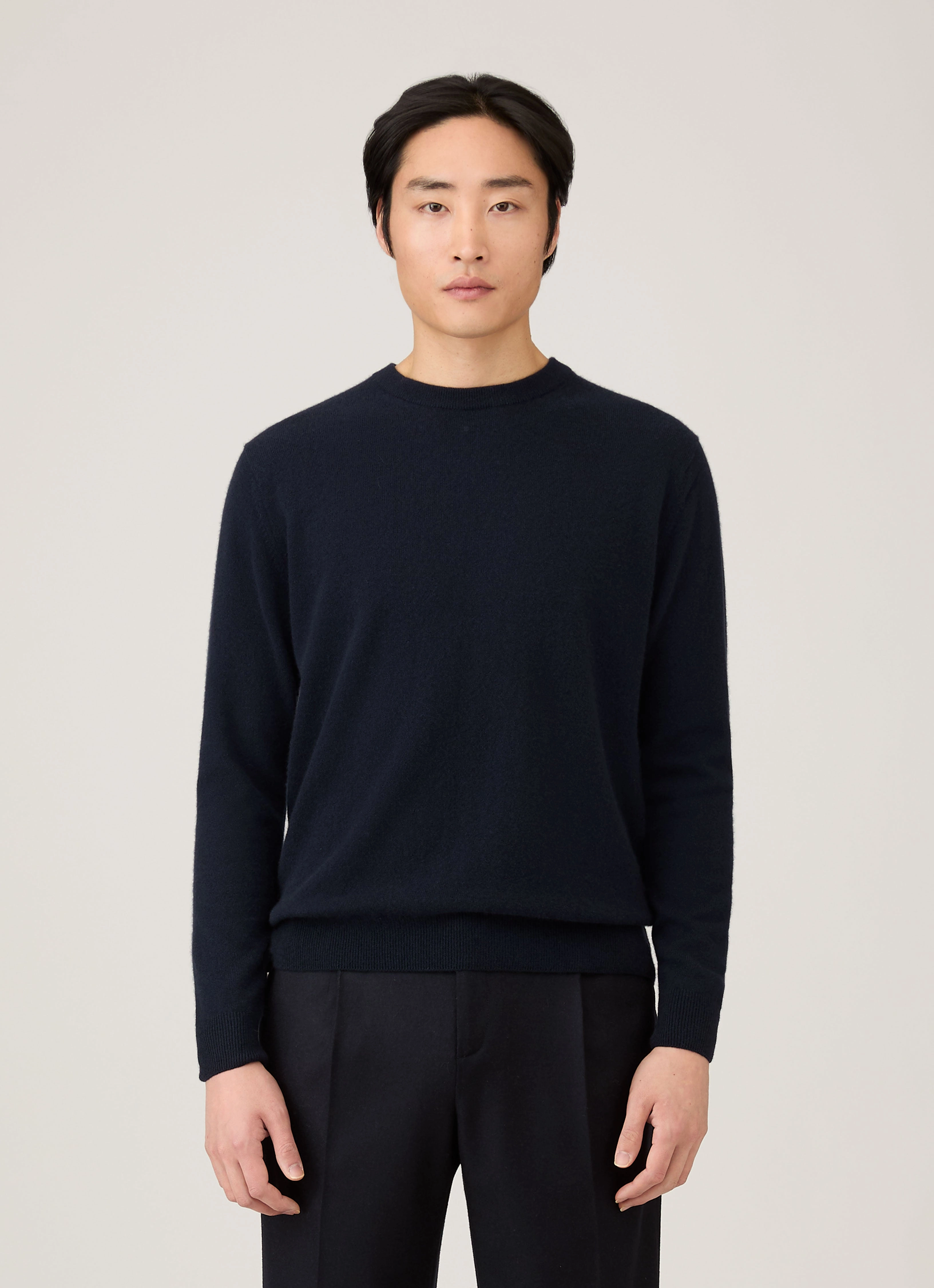 Classic Style Men's Cashmere Crew Neck Jumper in Navy