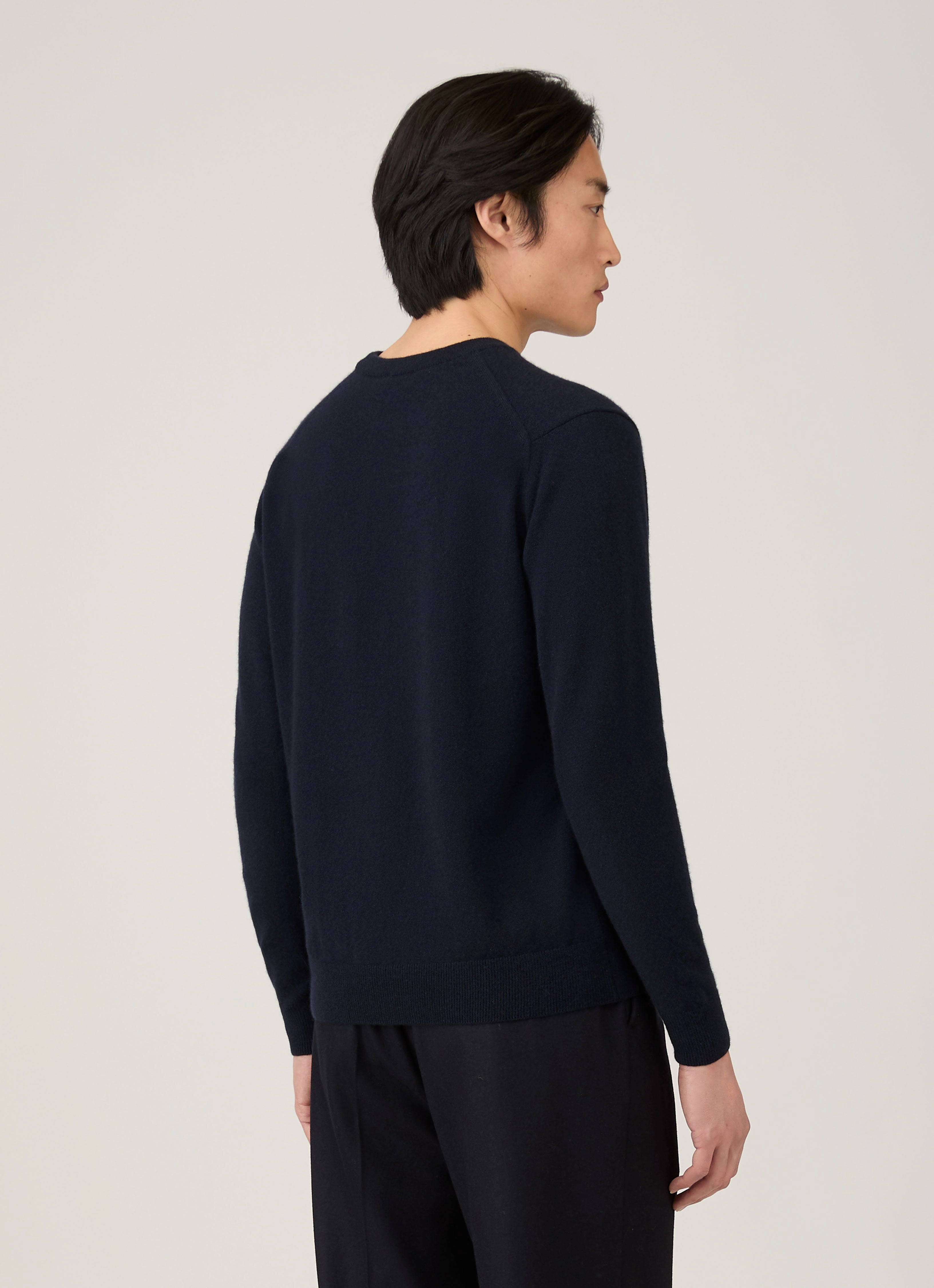 Classic Style Men's Cashmere Crew Neck Jumper in Navy