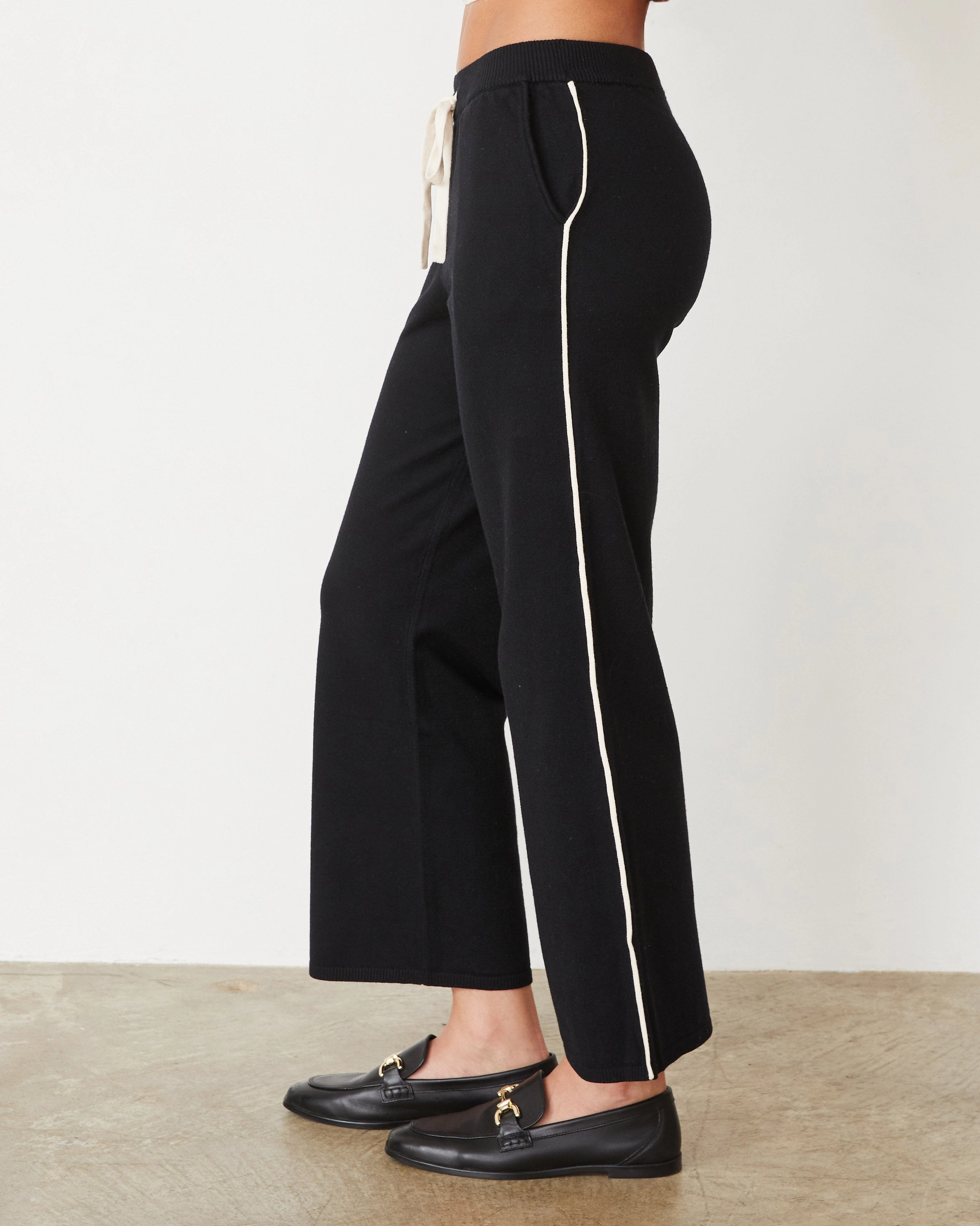 Comfortable Stretch Lightknit Pant With Contrast Piping