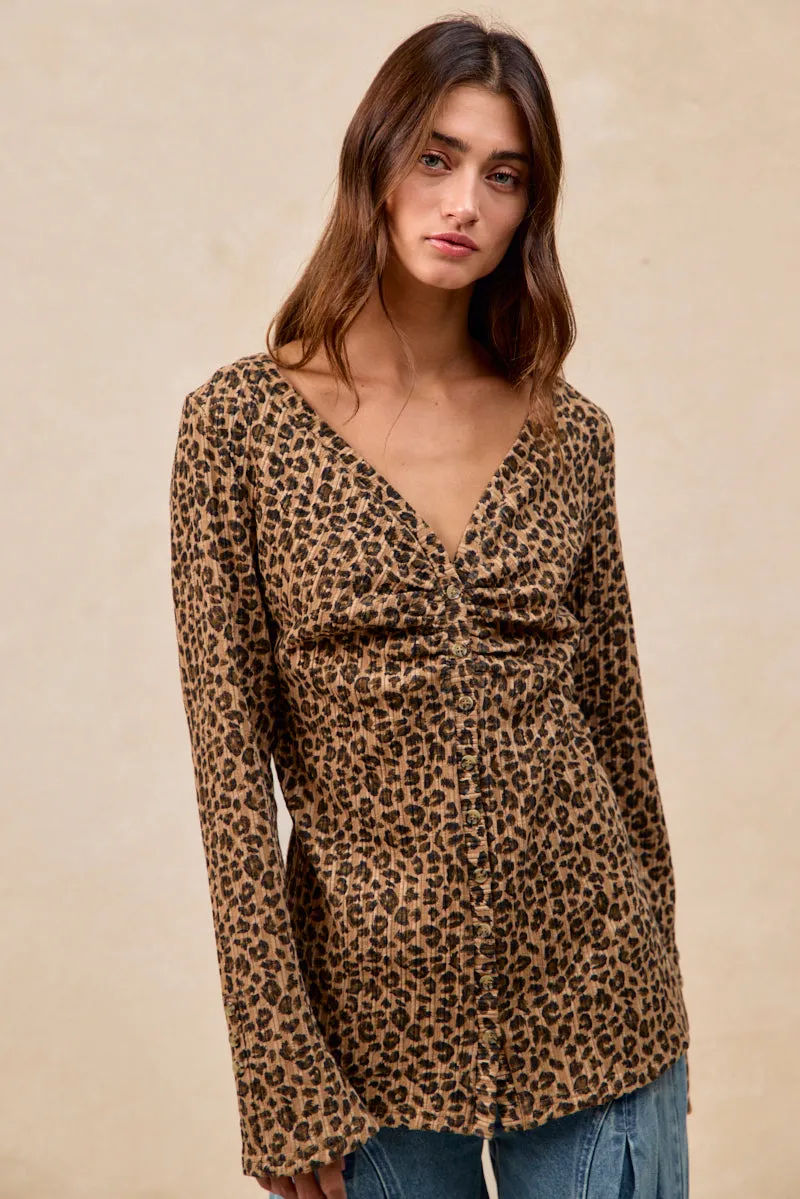 Seasonal Trend Urban Explorer Look IT4487S-04 | LEOPARD PRINTED TEXTURED RIB V NECK BUTTON UP TOP