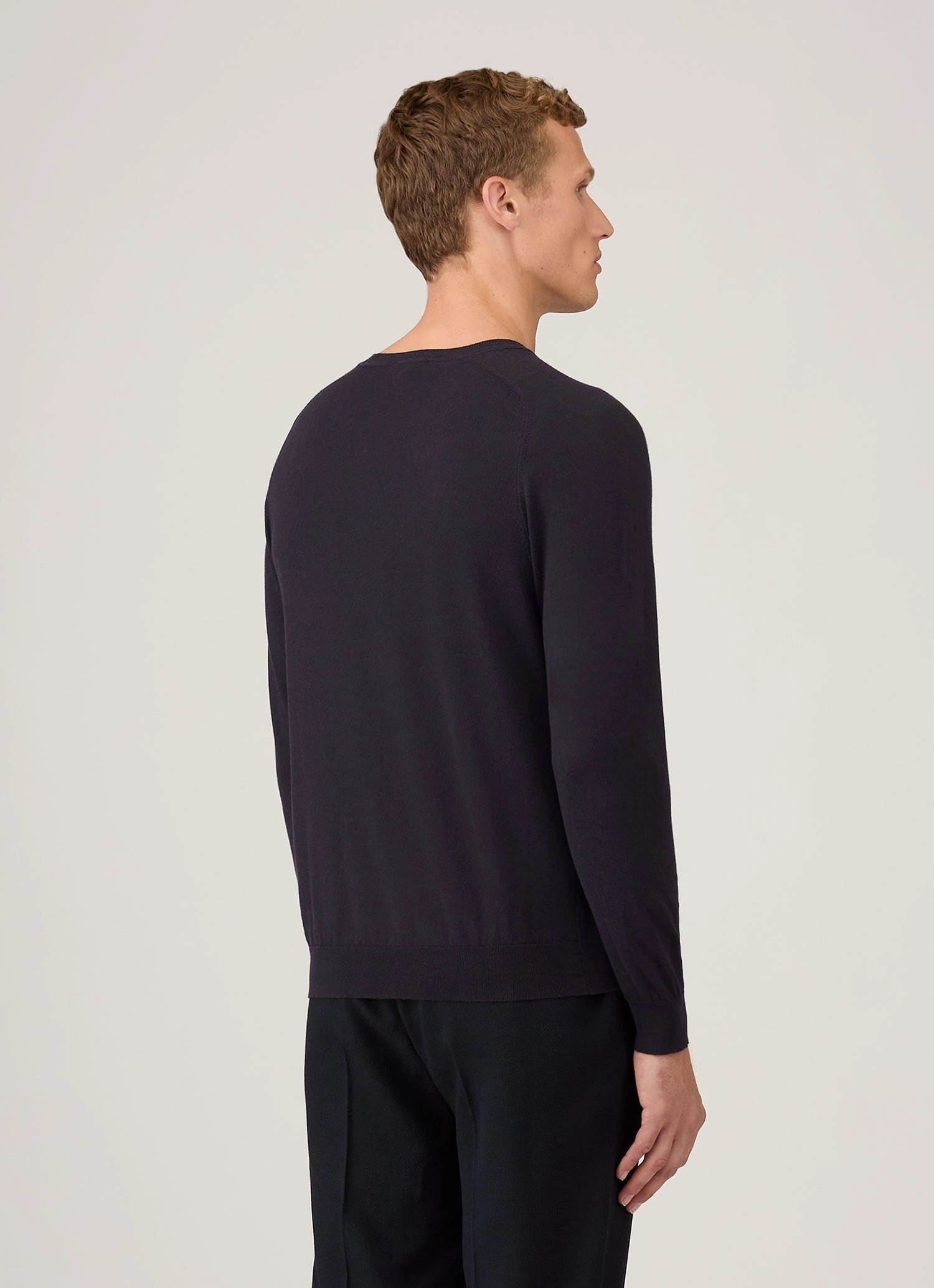 Crisp Shaped Men's Sea Island Cashmere Crew Neck Jumper in Midnight Navy