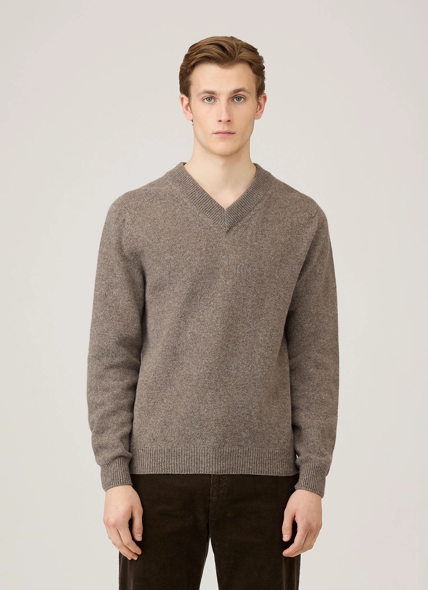 Fashionable Stylish Men's Lambswool V-neck Jumper in Bark