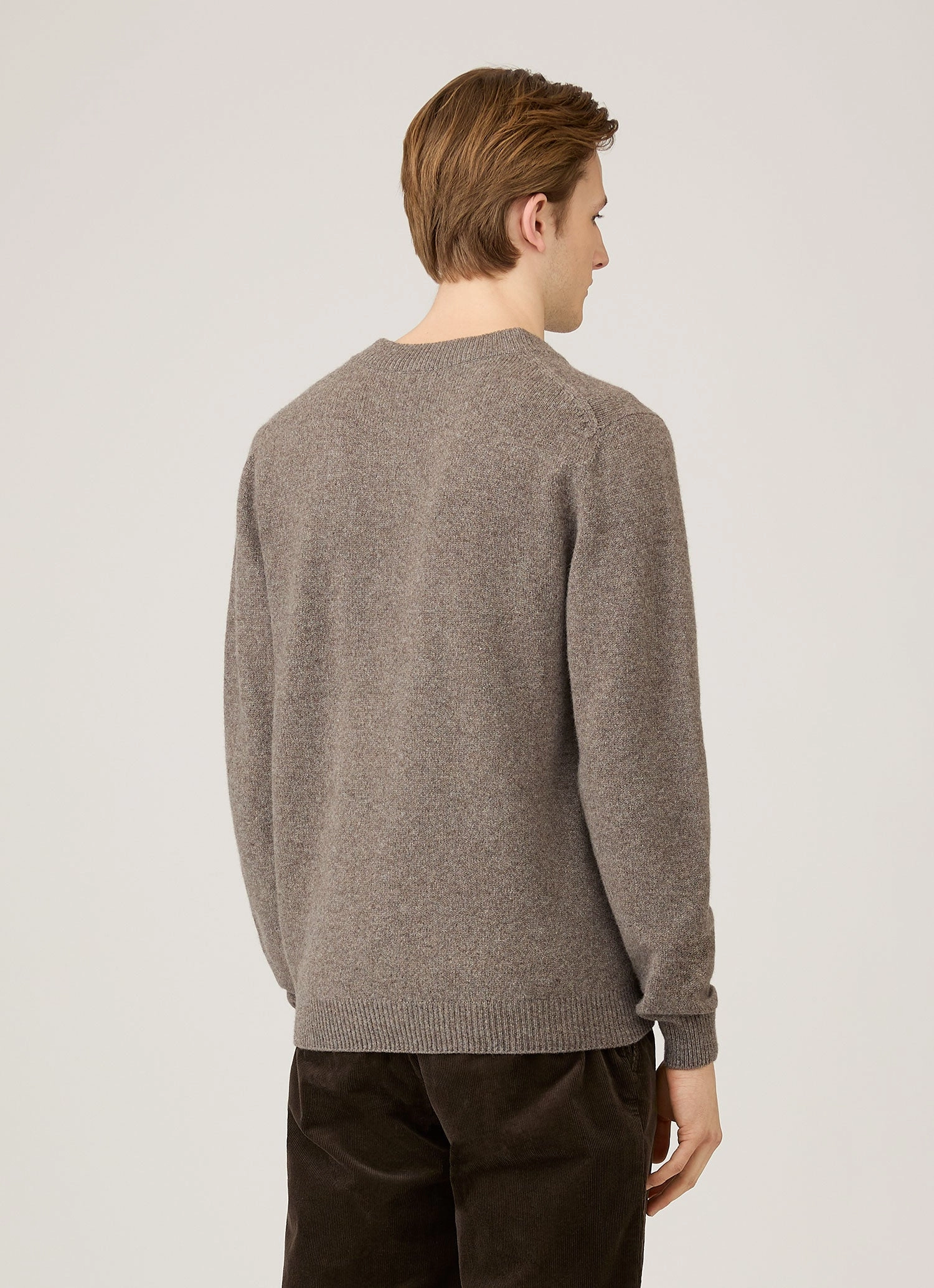 Fashionable Stylish Men's Lambswool V-neck Jumper in Bark