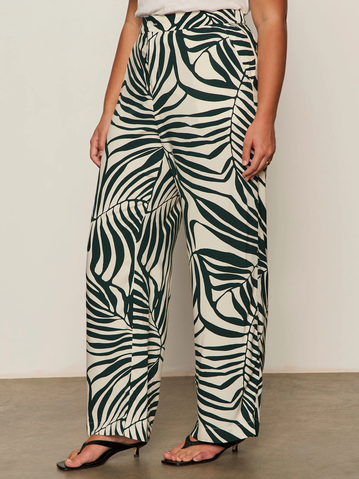 Flared-retro The Soft Trouser Green Oasis Extended Sizing