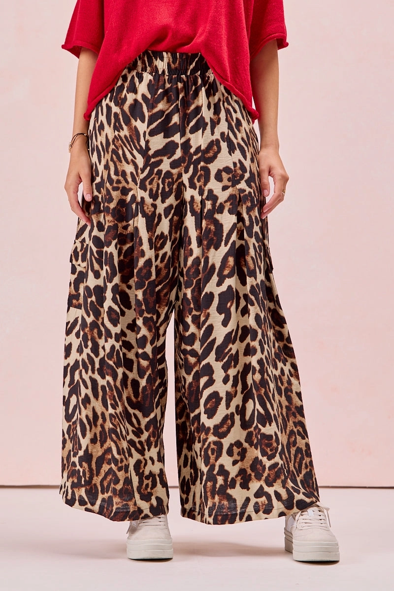 IB1656-01P | LEOPARD PRINTED PLEATS DETAIL WIDE PANTS WITH CARGO POCKET Style Staple