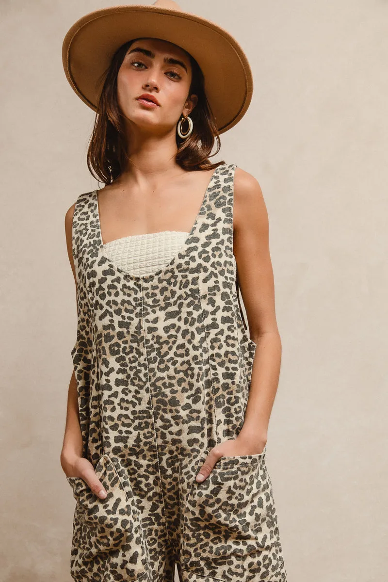 IB1716-01 | LEOPARD PRINT ADJUSTABLE STRAP U NECK JUMPSUIT WITH FRONT POCKET Air Flow Core Cut