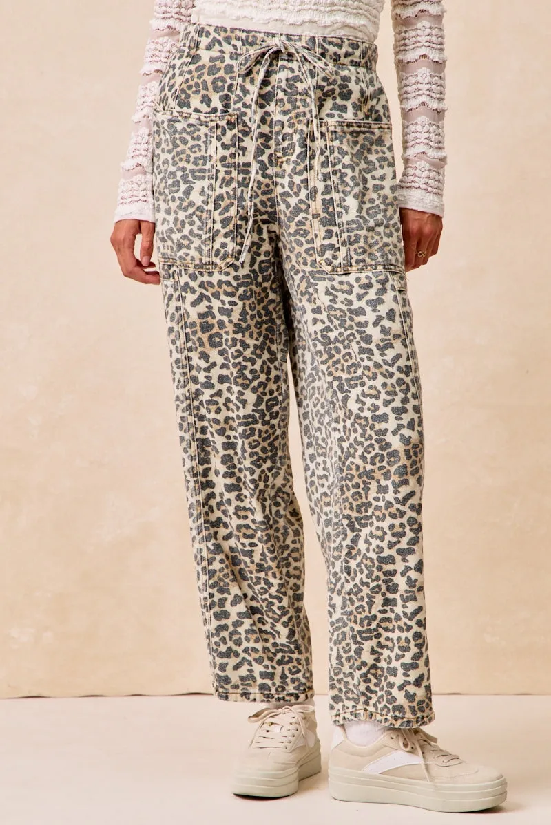 IB1824S-04 | WASHED LEOPARD PRINTED BARREL JEANS WITH POCKETS Modern Relaxed Relaxed Waist