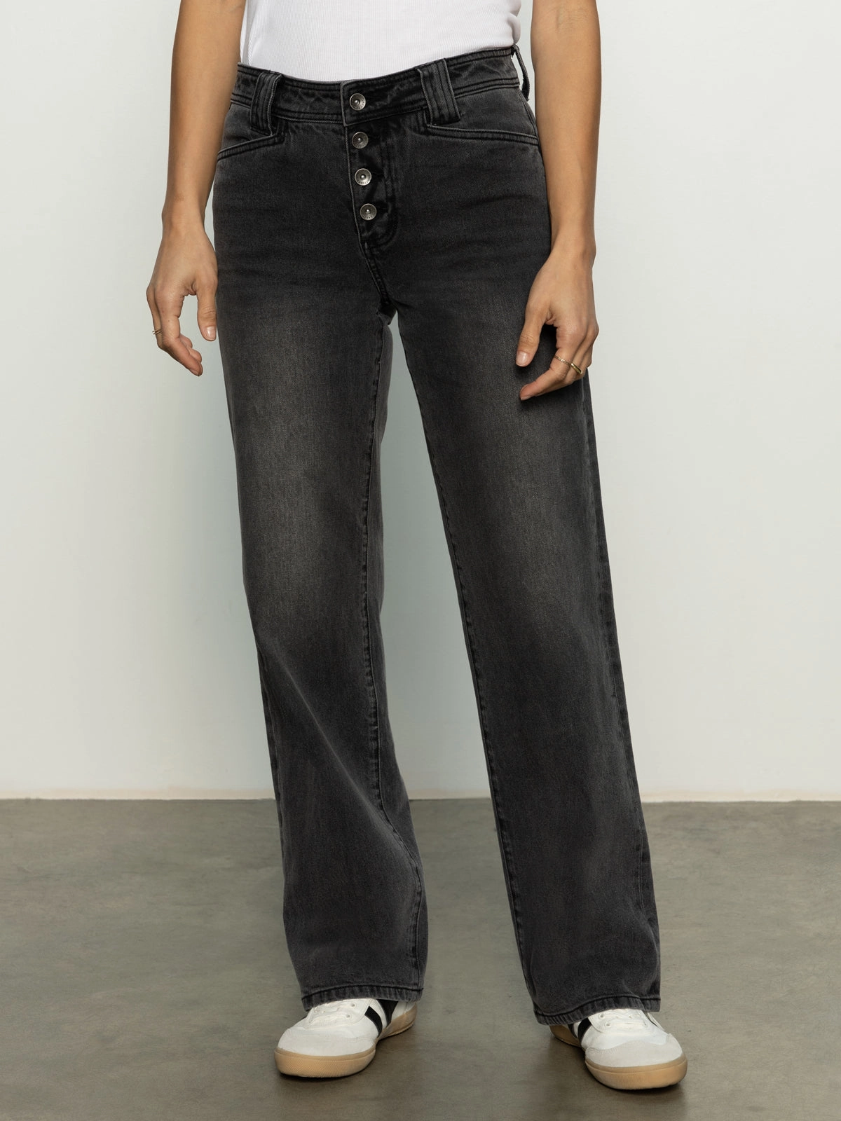 Roll-up style Luna Cuffed Standard Rise Jeans Dark Smoke