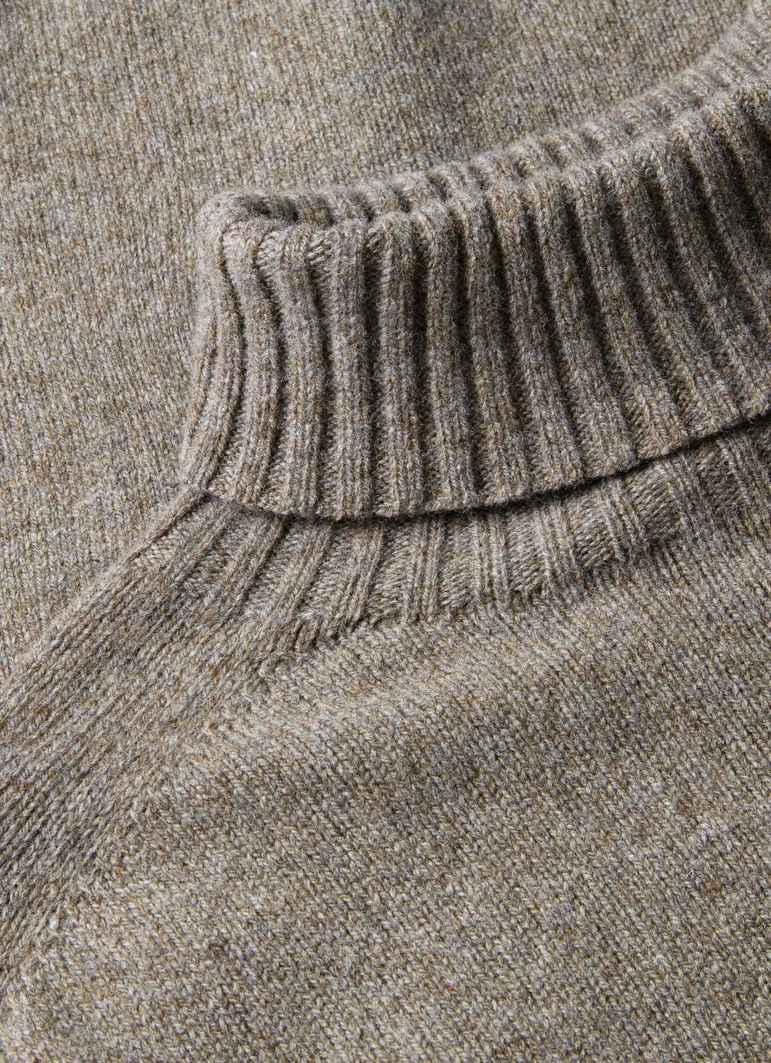 Men's Lambswool Roll Neck in Bark High Elasticity