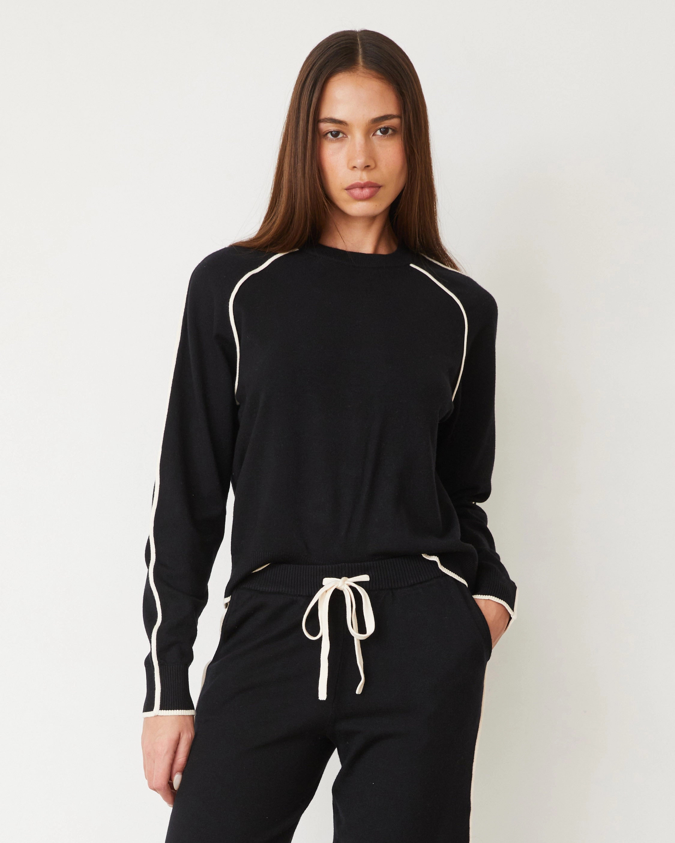 Modern Style Lightknit Sweater With Contrast Piping