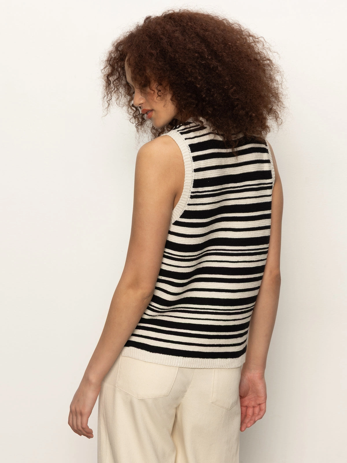 Modern Sweater Shell Black Macrame Classic Look