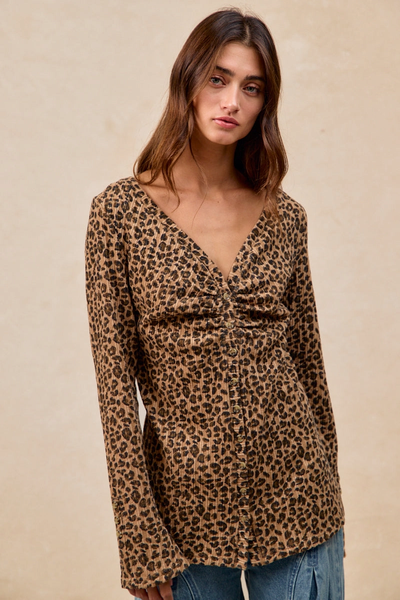 IT4487S-04 | LEOPARD PRINTED TEXTURED RIB V NECK BUTTON UP TOP Travel Chic
