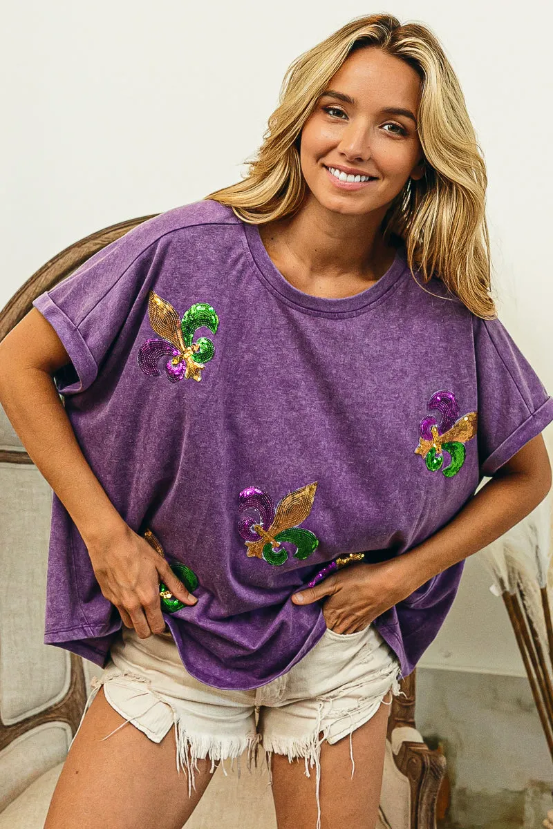 IP8188G-10 | FLEUR DE LIS SEQUIN PATCHES MARDI GRAS SLEEVE TOP Casual Fit Silhouette