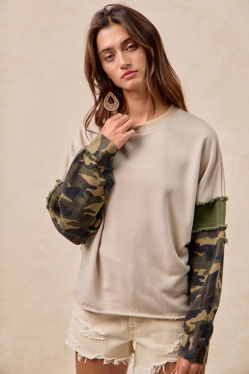 Stretch fit Daywear IT4603S-03 | FRENCH TERRY WITH CAMO SLEEVE TOP WITH FRAYED EDGE