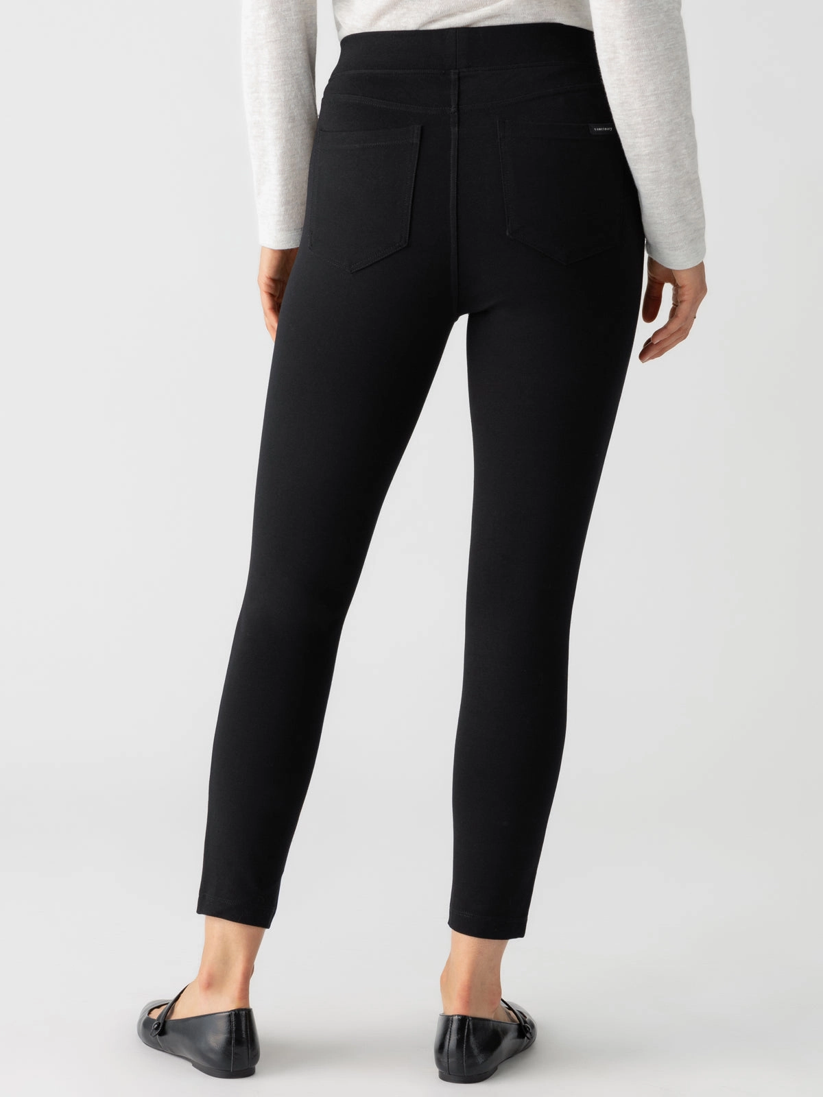 Runway Semi High Rise Legging Black Flattering Look