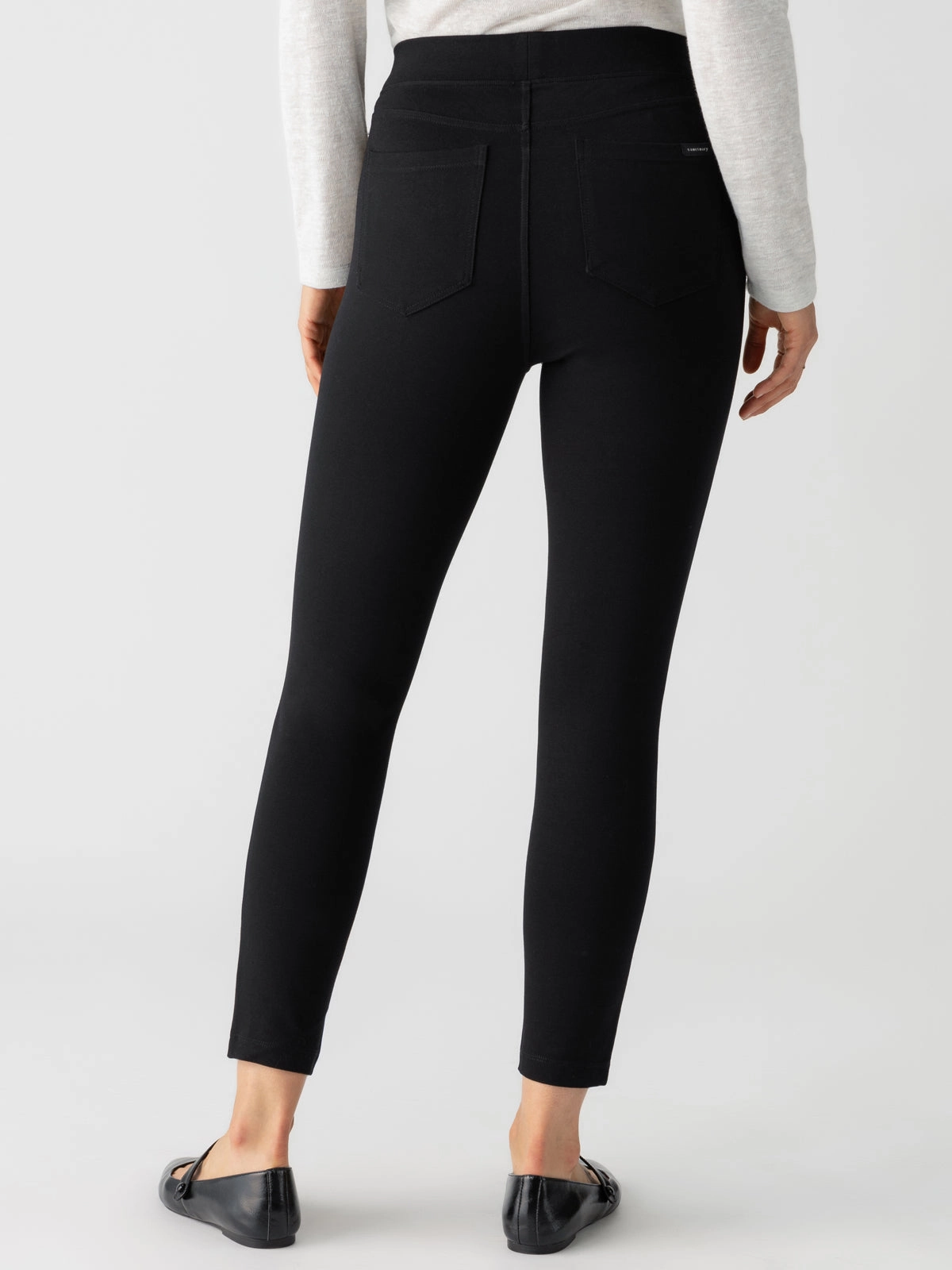 Runway Semi High Rise Legging Black Flattering Look