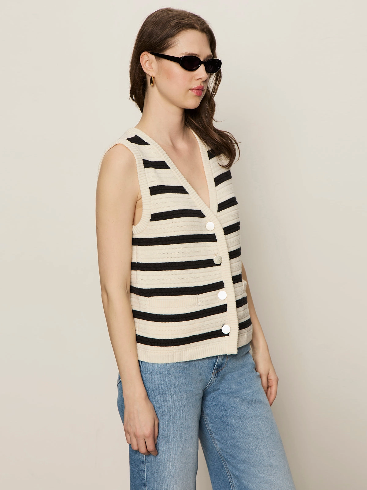 soft fit Textured Sweater Vest Macrame/ Black Stripe
