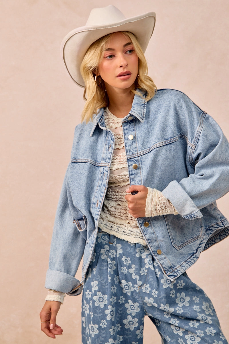 IT4447S-01 | WASHED DENIM JACKET WITH DOUBLE POCKET BACK PLEAT One Color Simple Detail