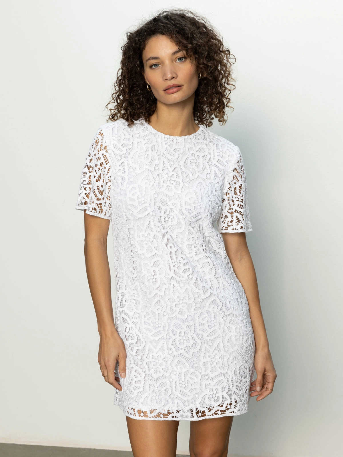 The Wanderer Lace Dress White Classic Mood Sculpted Fit