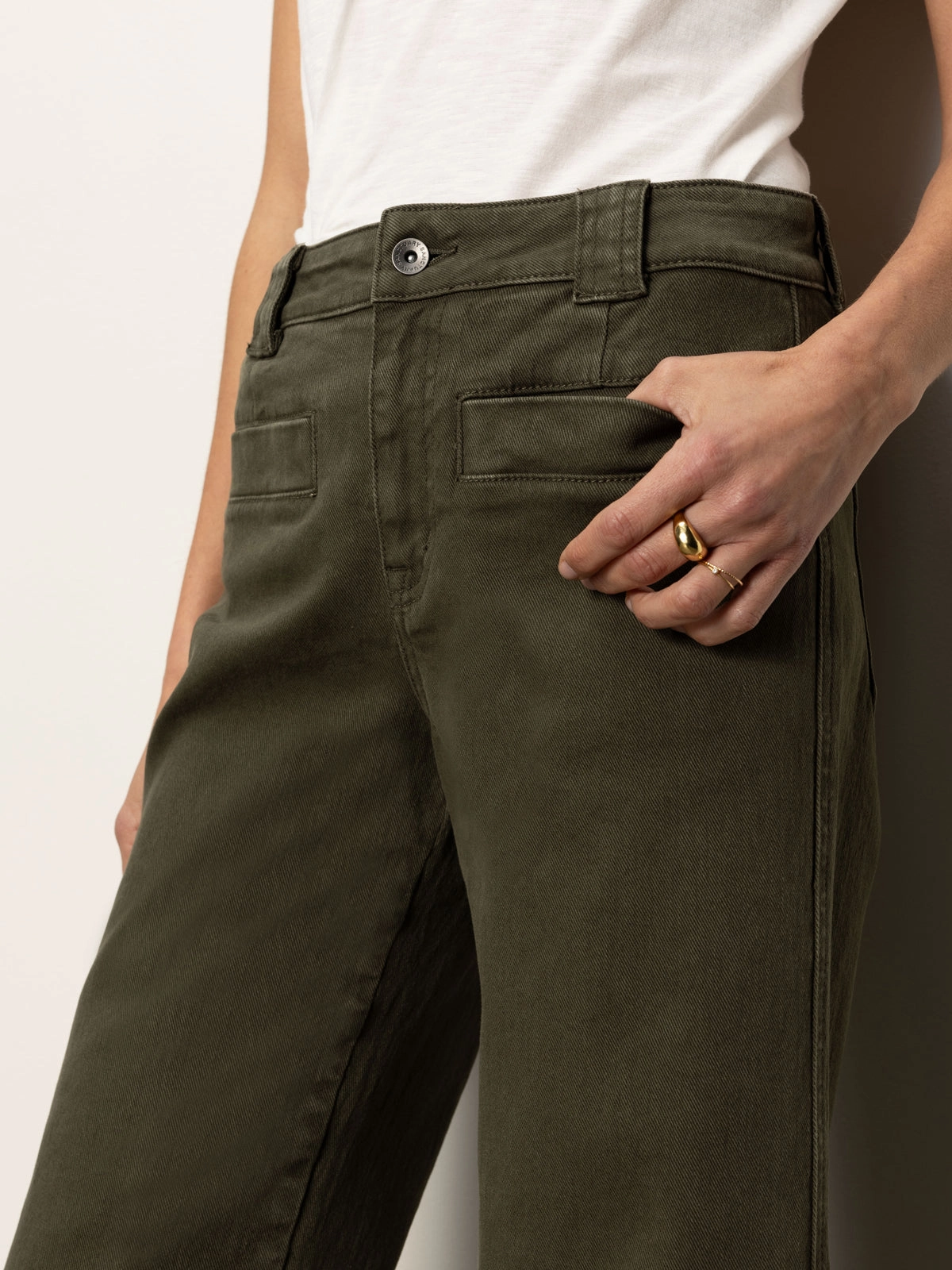 Low-rise style Voyage Standard High Rise Crop Pant Kalamata