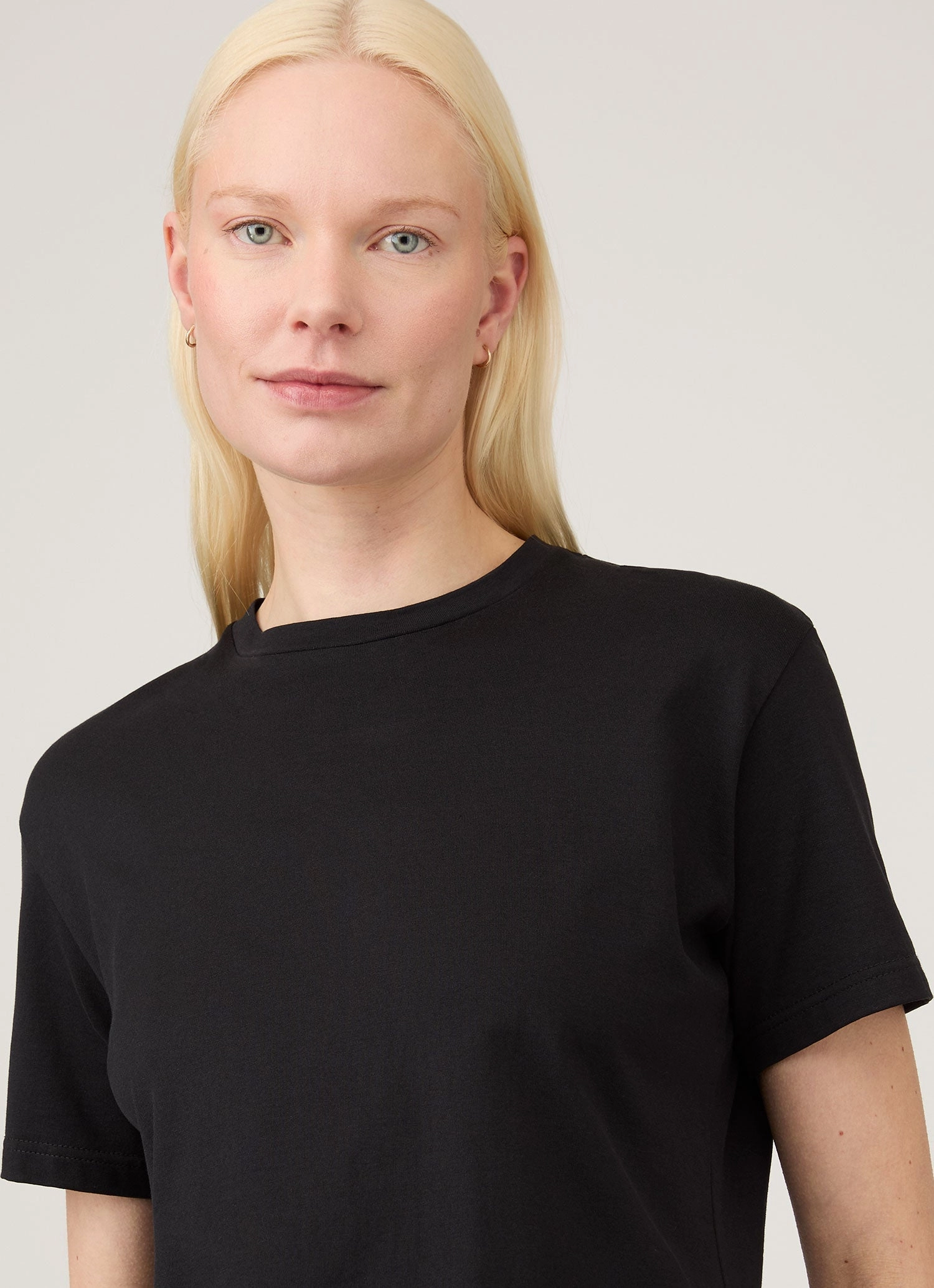 Women's Boy Fit T-shirt in Black Versatile Draping Style