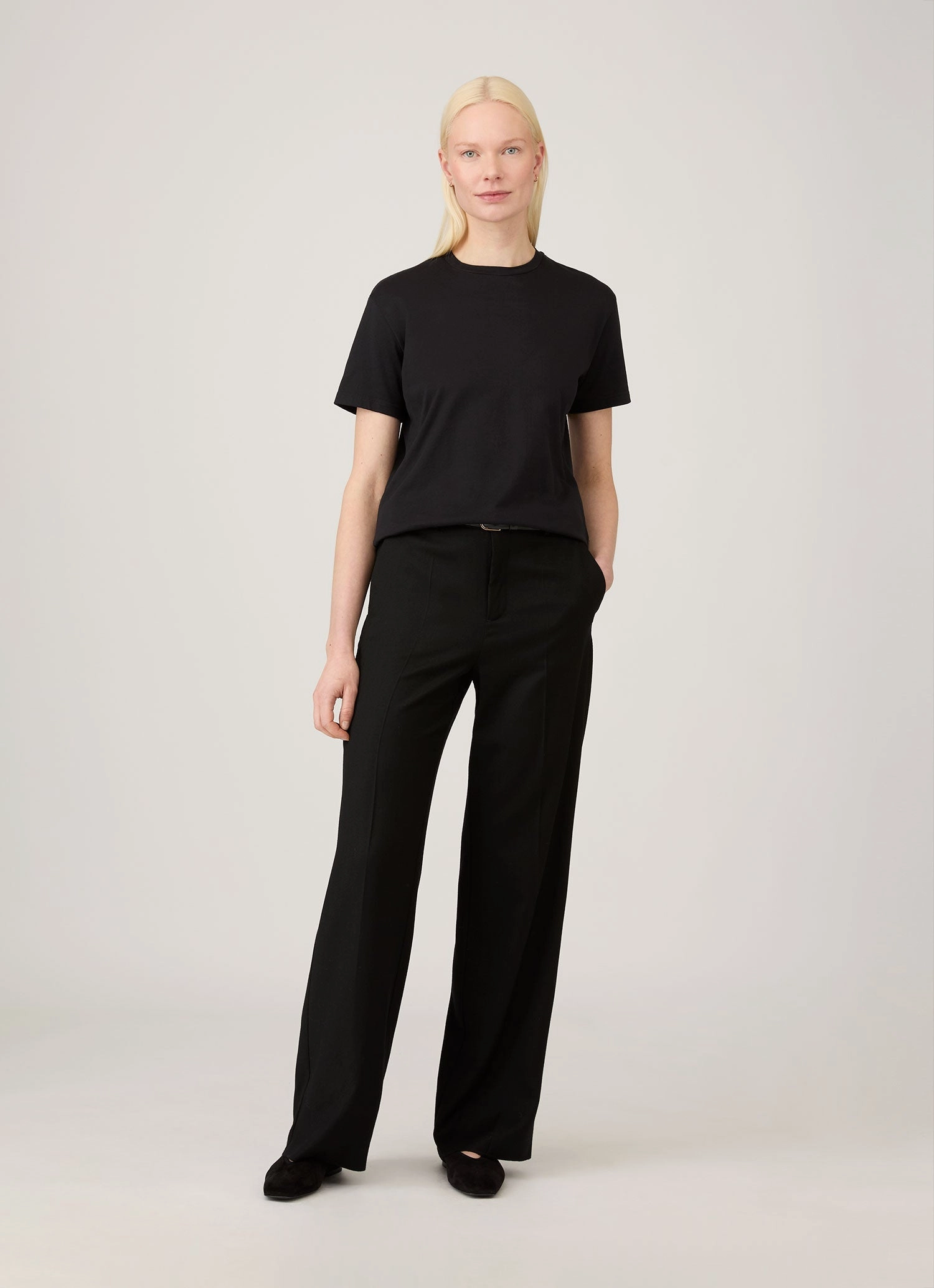 Women's Boy Fit T-shirt in Black Versatile Draping Style