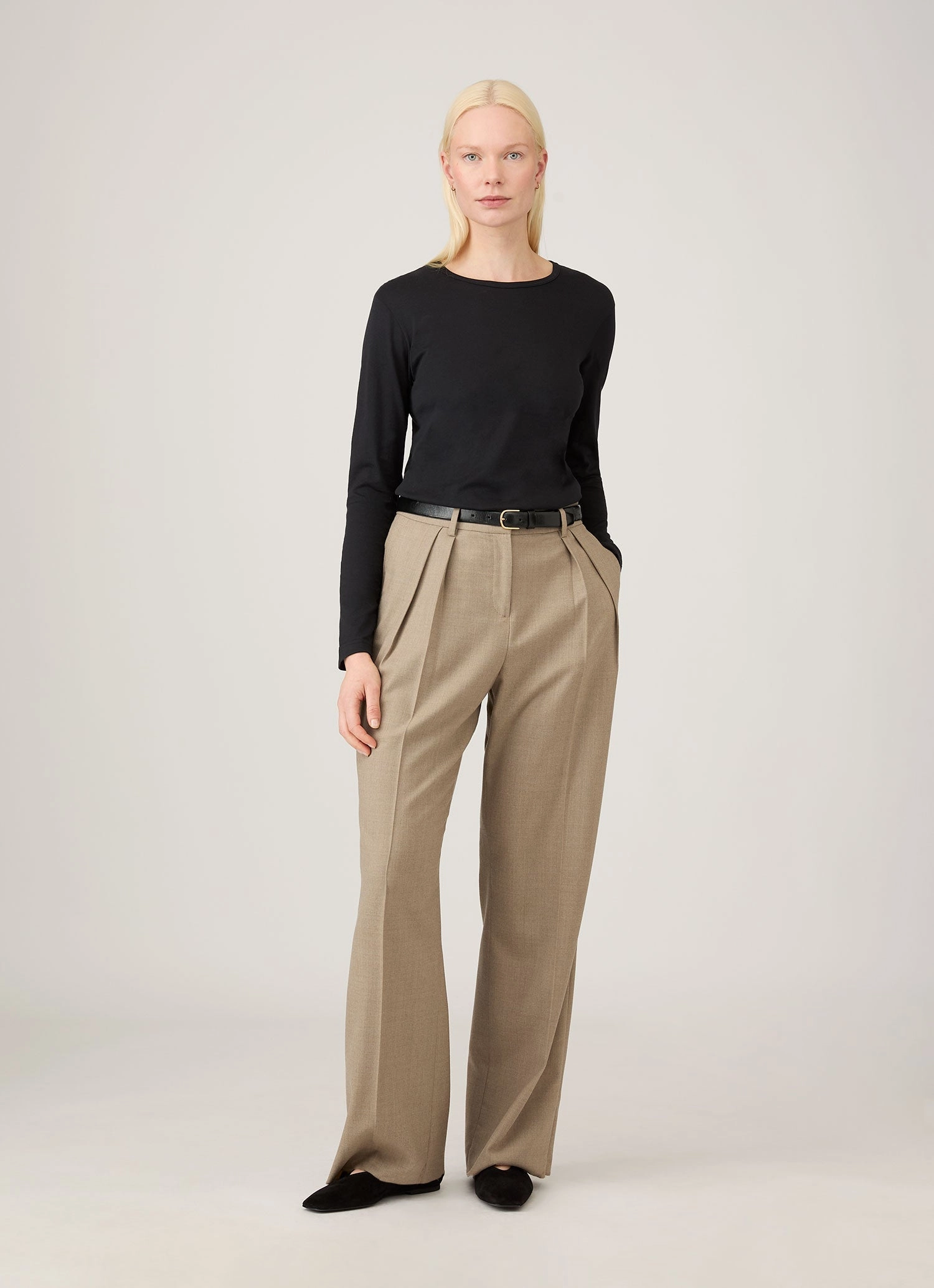 Women's Long Sleeve Classic T-shirt in Black Chic Comfort