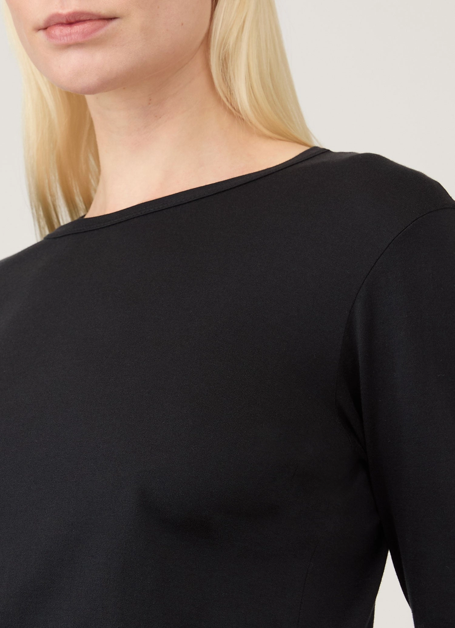 Women's Long Sleeve Classic T-shirt in Black Chic Comfort